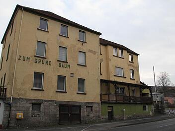 Für das ehemalige Gasthaus "Zum Grünen Baum" in Bad Brückenau gibt es noch keine Lösung. Foto: Ulrike Müller