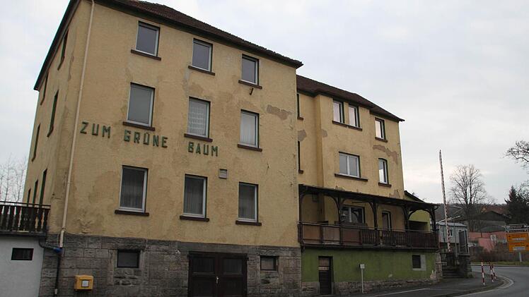Für das ehemalige Gasthaus "Zum Grünen Baum" in Bad Brückenau gibt es noch keine Lösung. Foto: Ulrike Müller