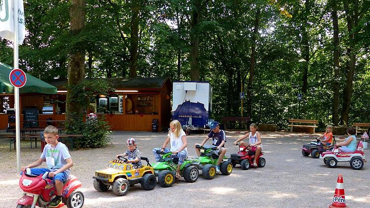 Mit Motorrädern, Geländefahrzeugen und Quads wurde der Parcours auf dem Wehlitzer Berg bewältigt. Foto: Dieter Hübner