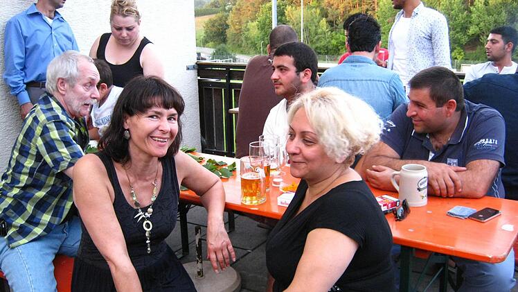 Draußen auf der Terrasse saßen alle gemütlich zusammen. Foto: Dieter Grams