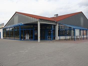 Ein Weismainer Bauunternehmen möchte den ehemaligen Lidl-Markt am Ortsausgang erweitern. Der Bauausschuss gab grünes Licht für das Vorhaben. Ob dort einmal Lebensmittel, Sonderposten oder Baumarktartikel verkauft werden, steht noch in den Sternen, da die Verhandlungen mit mehreren Interessenten noch am Laufen sind.  Foto: Stephan Stöckel