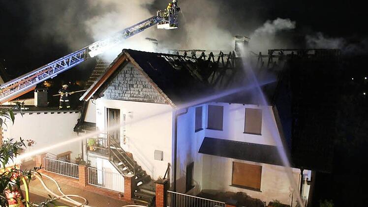 Feuerwehreinsatz in Jossa. Der Dachstuhl eines Wohnhauses stand in Flammen. Foto: Steffen Vetter