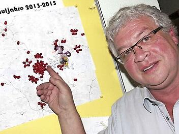 Schulleiter Bernhard Haberl hat genau hingeschaut, wo die Schüler der FOS Ebermannstadt herkommen.  Foto: Josef Hofbauer