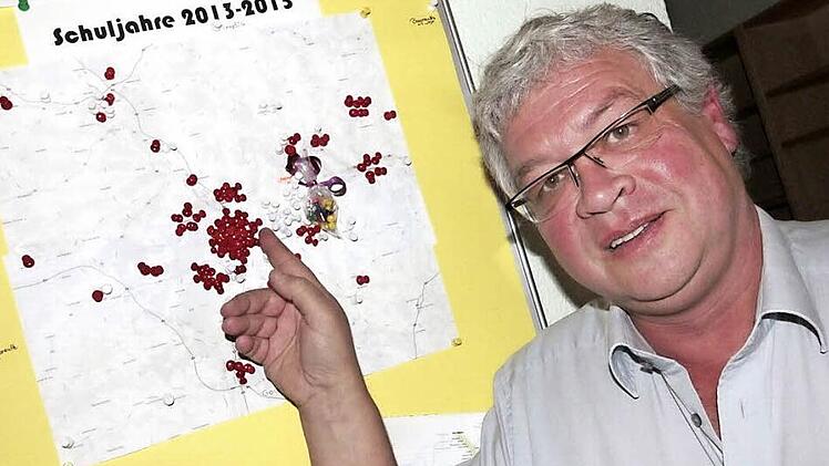 Schulleiter Bernhard Haberl hat genau hingeschaut, wo die Schüler der FOS Ebermannstadt herkommen.  Foto: Josef Hofbauer