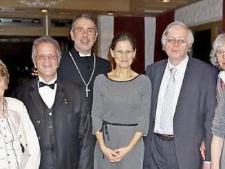 Die Gastgeber und Referenten mit ihren Ehepartnern beim synodalen Neujahrsempfang (von links): Anke und Stefan Schroth, Kriemhild und Fritz Schroth, Dekan Dr. Matthias Bütter und Christina Büttner, Dr. Jürgen Spieß und Ulrike Spieß, Christina Roth und Dekan Till Roth.  Foto: Marion Eckert