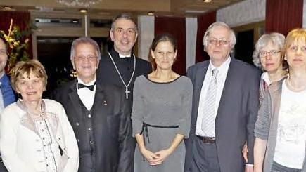 Die Gastgeber und Referenten mit ihren Ehepartnern beim synodalen Neujahrsempfang (von links): Anke und Stefan Schroth, Kriemhild und Fritz Schroth, Dekan Dr. Matthias Bütter und Christina Büttner, Dr. Jürgen Spieß und Ulrike Spieß, Christina Roth und Dekan Till Roth.  Foto: Marion Eckert