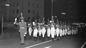 In Grenadieruniformen und mit Marschmusik erfolgte 1997 der Umzug von der Anton-Kliegl-Schule in die neue Musikschule auf dem ehemaligen Kasernengelände. Der Umzug war die offizielle Geburtsstunde der Städtische Musikschule Bad Kissingen.  Foto: Peter Klopf