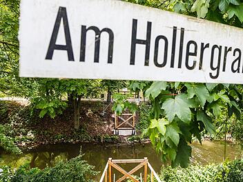 Nach wie vor fehlt die Brücke über den Hollergraben an der Ottostraße. Das Reparaturende bleibt ungewiss.  Foto: Matthias Hoch