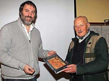 Der Bamberger Historiker und Sprachwissenschaftler Joachim Andraschke (links) und der Vorsitzende des Vereins für Heimat- und Dorfgeschichte Unterneuses, Josef Hofmann Foto: Gerda Völk