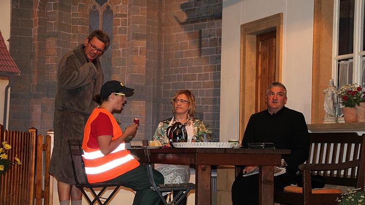 Bürgermeister Dampf ist einmal mehr verägert über seine Gemeindearbeiterin Franzi Lahm