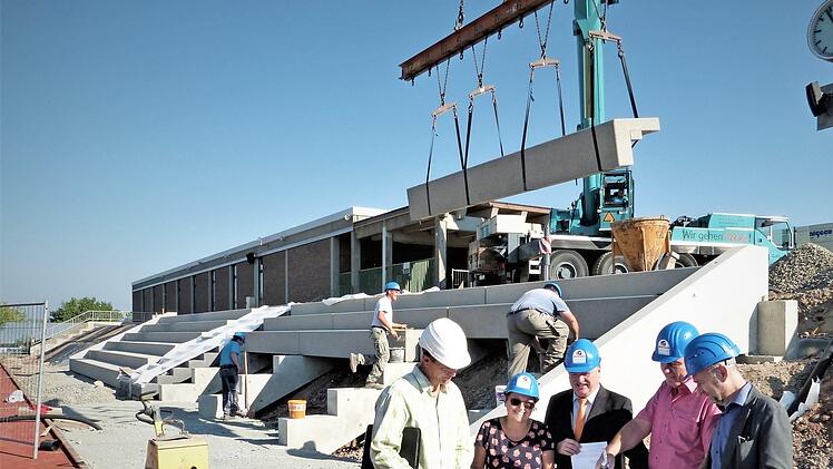 Die Sportanlage der Realschule bekommt derzeit eine neue Beton-Tribüne. Vorne, von links: Burkhardt Fladt vom Ingenieur-Büro Schmidt, Realschuldirektorin Monika Hild, Landrat Klaus Peter Söllner, Josef Fugmann von der Göhl Hoch- und Tiefbau GmbH und Kreisbaumeister Andreas Schülein. Foto: Reißaus