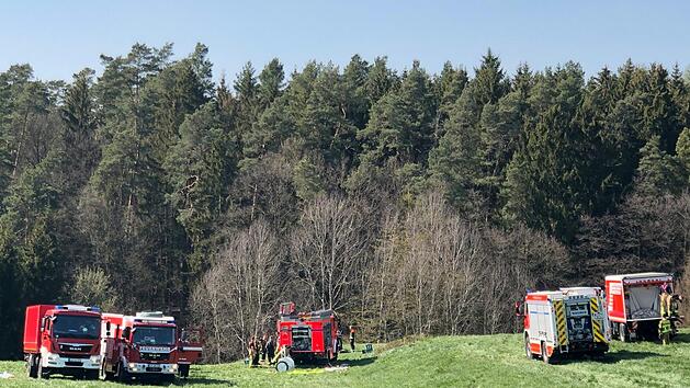 Obwohl das Einsatzgebiet schwer zug&auml;nglich war, konnten die Kameraden die Flammen zeitnah besiegen. Die Polizei ermittelt nun zur Brandursache. Aus diesem Grund ist auch die Kriminalpolizei vor Ort. Foto: NEWS5 / Merzbach