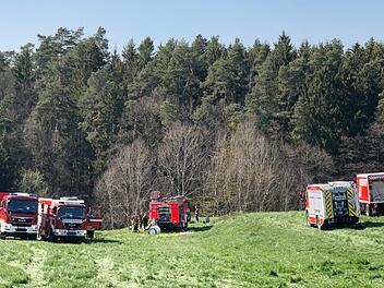 Obwohl das Einsatzgebiet schwer zugänglich war, konnten die Kameraden die Flammen zeitnah besiegen. Die Polizei ermittelt nun zur Brandursache. Aus diesem Grund ist auch die Kriminalpolizei vor Ort. Foto: NEWS5 / Merzbach