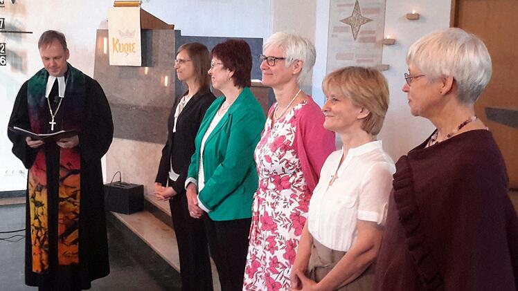 Dekan Till Roth stellte die neu gewählten Dekanatsfrauenbeauftragen (von links) Lydia Pajunk, Christa Heil, Martina Klein, Kirsten Zinn und Christel Pajunk der Gemeinde vor.