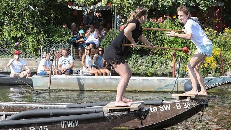 Im Duell der Sandmadla behielt Saskia (r.) die Oberhand über ihre Vorgängerin. Foto: Barbara Herbst