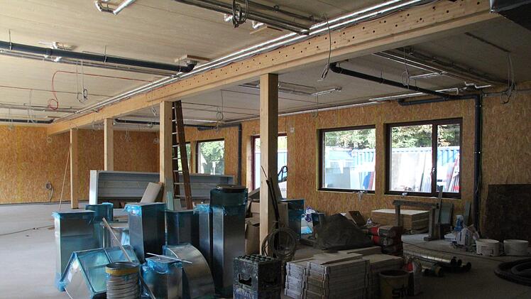 Im Gastraum steht Material für die Küchenausstattung herum. Foto: Ulrike Müller