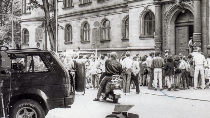 Hunderte standen frühmorgens um Platzkarten an oder warteten später vor dem Gerichtsgebäude auf die Urteilsverkündung.