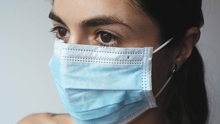 Eine Studie des japanischen Mediziners Yasuhiro Tsukamoto hat gezeigt, dass von seinem Team entwickelte Masken eine Covid-Infektion nachweisen können, wenn sie unter UV-Licht gehalten werden.