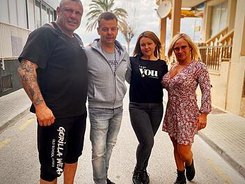 Die Himmelkroner Matthias Bender und Damaris Rosa (Mitte) sind die neuen Pächter des "Iron Diner" der aus dem Fernsehen bekannten Auswanderer Caro und Andreas Robens. Foto: privat
