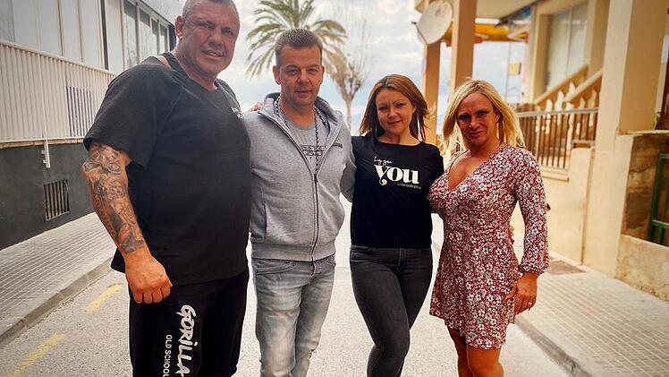 Die Himmelkroner Matthias Bender und Damaris Rosa (Mitte) sind die neuen Pächter des "Iron Diner" der aus dem Fernsehen bekannten Auswanderer Caro und Andreas Robens. Foto: privat