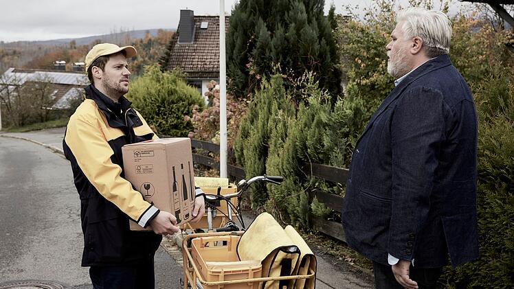 Der Sheriff (Aljoscha Stadelmann, rechts) soll Heiner (Jakob Benkhofer) vor der geplanten Hochzeit helfen.