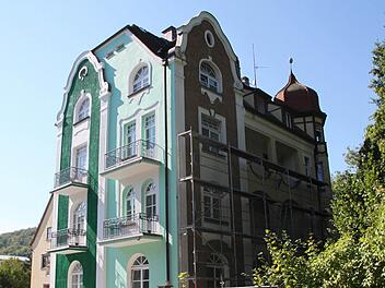 Neu und alt: An der Straße strahlen schon die neuen Farben. Um die Ecke ist noch die alte Fassade erkennbar. Foto: Ulrike Müller