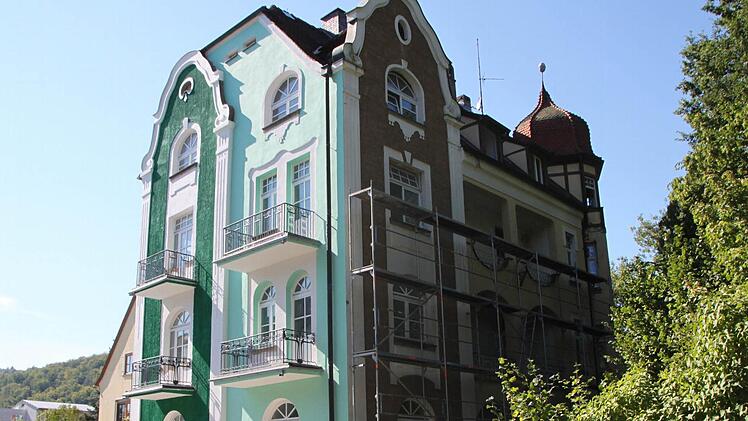 Neu und alt: An der Straße strahlen schon die neuen Farben. Um die Ecke ist noch die alte Fassade erkennbar. Foto: Ulrike Müller