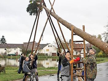 Die Ailsbacher trotzten beim Baumaufstellen dem schlechten Wetter. Fotos: Sonja Werner