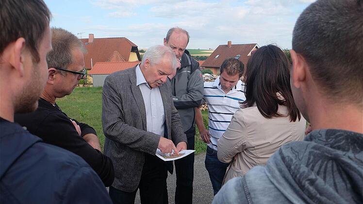 Bürgermeister Jürgen Karle (M.) diskutiert mit den Räten die Pläne für die Rudolf-Winter-Straße. Foto: Schaar