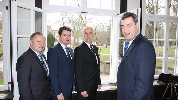 Erfreuliche Perspektive: Vom Fontane-Saal aus hatte Finanzminister Söder (von rechts) einen guten Blick auf die Baustelle im Luitpoldbad. Über Söders Pläne freuen sich Oberbürgermeister Kay Blankenburg, Landtagsabgeordneter Sandro Kirchner und Landrat Thomas Bold. Foto: Ralf Ruppert