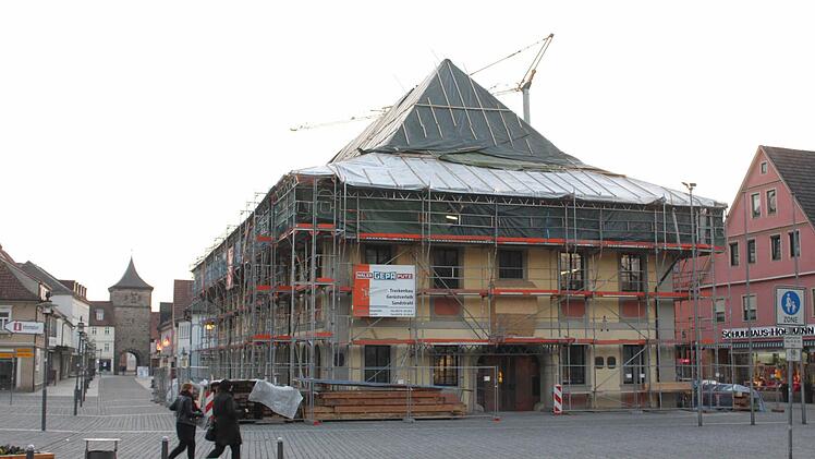 Das Lichtenfelser Rathaus wird gerade saniert und zählt zu den größten Ausgabeposten im städtischen Haushalt. Foto: Popp