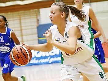 Ramona Hesselbarth treibt den Ball nach vorne. Foto: sportpress