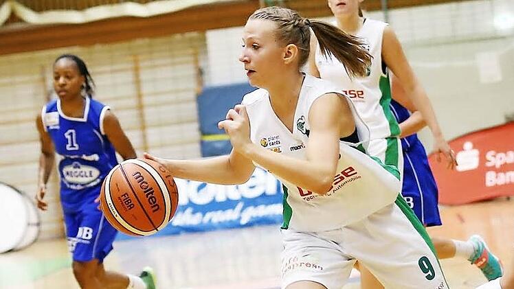 Ramona Hesselbarth treibt den Ball nach vorne. Foto: sportpress