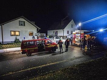 Vor Ort: Mit 40 Einsatzkräften rückten die Feuerwehren zu dem Brand in Westheim aus.  Foto: Rene Ruprecht