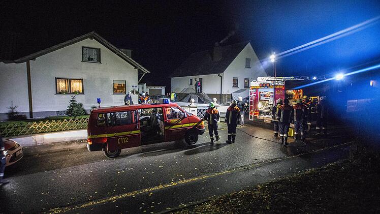 Vor Ort: Mit 40 Einsatzkräften rückten die Feuerwehren zu dem Brand in Westheim aus.  Foto: Rene Ruprecht