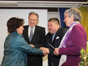 Hans Göller, zweiter Bürgermeister von Heiligenstadt, und Johannes Harrer, dritter Bürgermeister, gratulieren den Ehrenamtlichen. Fotos: Carmen Schwind