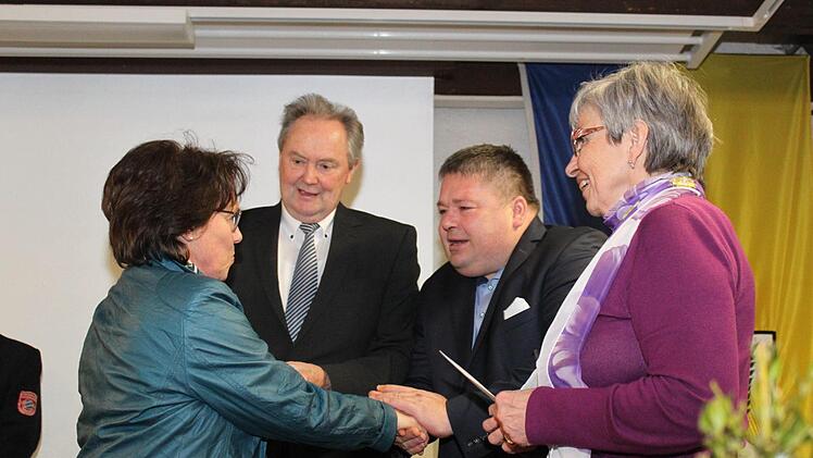 Hans Göller, zweiter Bürgermeister von Heiligenstadt, und Johannes Harrer, dritter Bürgermeister, gratulieren den Ehrenamtlichen. Fotos: Carmen Schwind