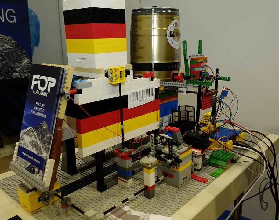Bier-Automat aus Lego bei der Erfindermesse in Nürnberg
