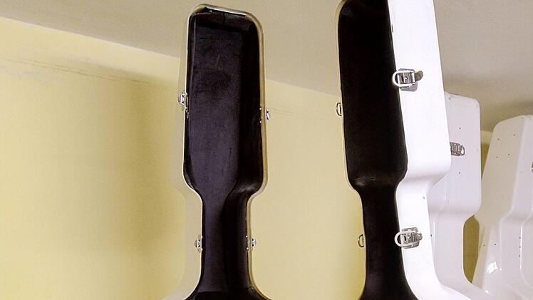 London-Gastspiel des Philharmonischen Orchesters Landestheater Coburg: die Transportkisten für die Kontrabässe warten schon.Foto: Jochen Berger