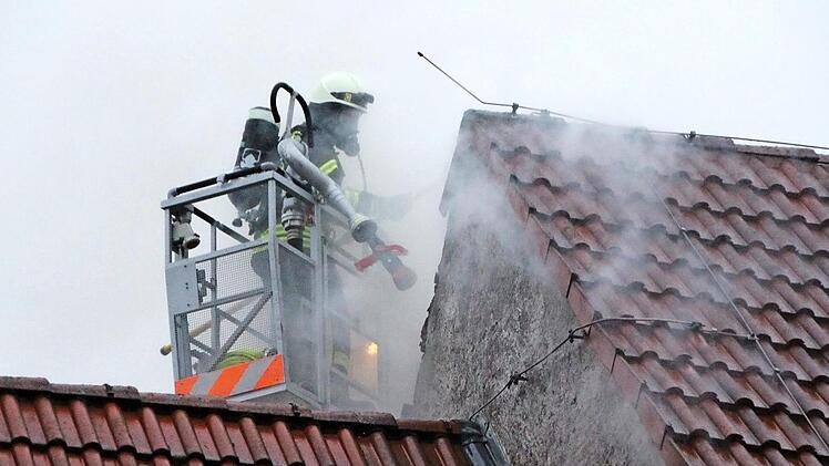 Auch von oben wurde der Brand bekämpft.  Foto: Andreas Dorsch