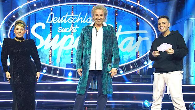 Sängerin Maite Kelly, Moderator Thomas Gottschalk und Sänger Mike Singer stehen vor dem Halbfinale der Castingshow "Deutschland sucht den Superstar" auf der Bühne.