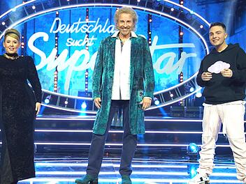 Sängerin Maite Kelly, Moderator Thomas Gottschalk und Sänger Mike Singer stehen vor dem Halbfinale der Castingshow "Deutschland sucht den Superstar" auf der Bühne.