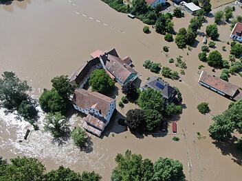 "So ein Hochwasser hab ich noch nicht erlebt in meiner T&auml;tigkeit": Wassermassen fordern die Feuerwehren auch noch am Samstag