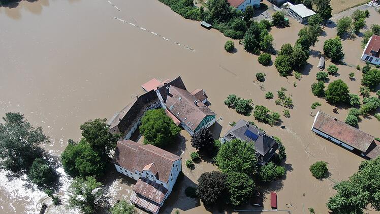 "So ein Hochwasser hab ich noch nicht erlebt in meiner Tätigkeit": Wassermassen fordern die Feuerwehren auch noch am Samstag