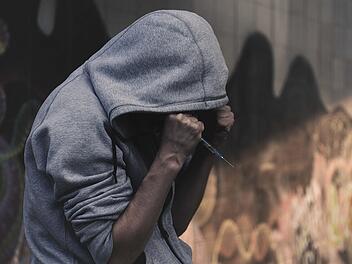 Mann mit Spritze in der Hand.