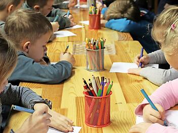 Kinder malen in einer Kita.