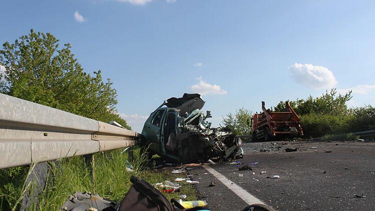 Unfall auf der Staatsstraße ST 2445 (früher B 19) bei Niederlauer.