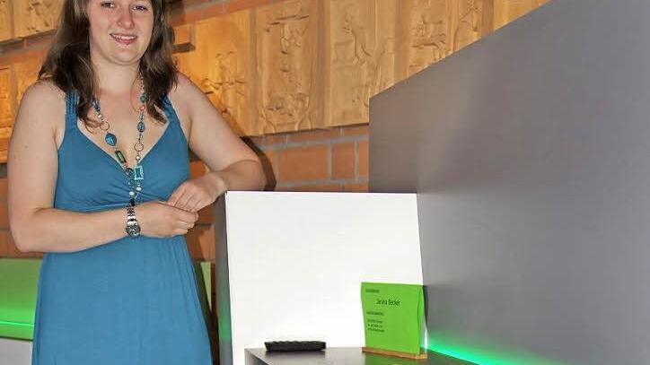 Janina Becker und ihr Gesellenstück  Foto: Klaus Werner