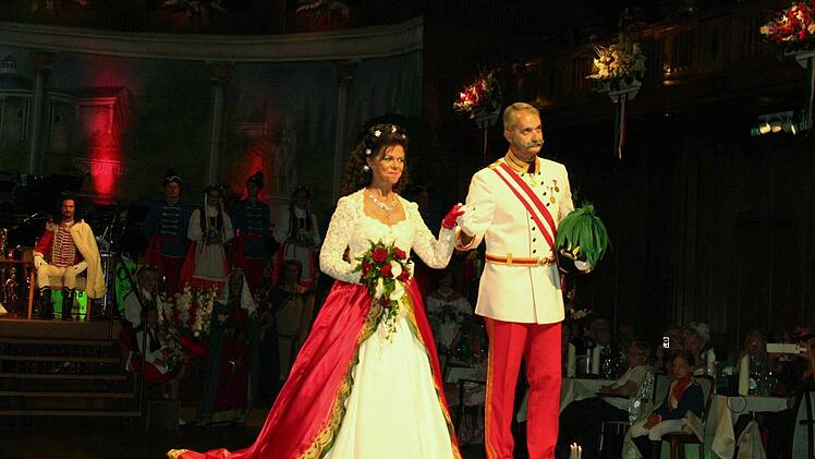 Die historischen Persönlichkeiten beim Rakoczyball 2015  Foto: Vogel