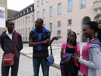 Auch Abbé Richard Tine (2.v.l), derzeit Kaplan in St. Martin, war zur Begrüßung der Gäste aus seiner senegalesischen Heimat zum Bistumshaus St. Otto gekommen. William, Marie und Marie-Helène freuten sich darüber. Foto: Marion Krüger-Hundrup